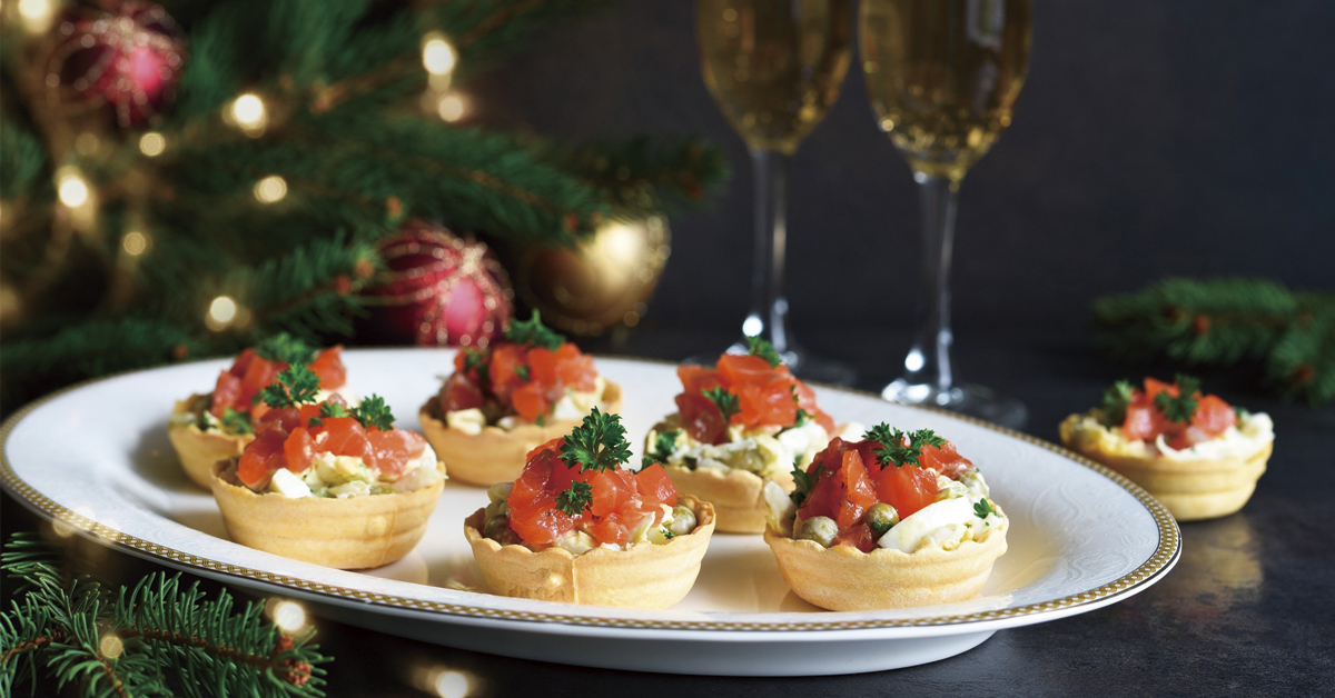 Canapés de salmón en comida de Navidad