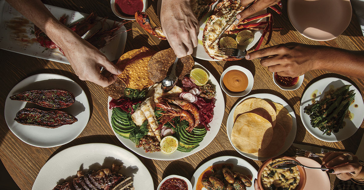 platos sobre mesa de cuyo, restaurante en Ibiza