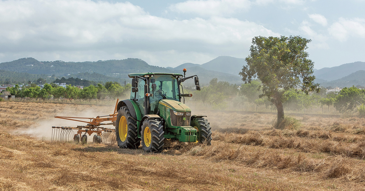 tractor de cooperativa sant antoni labrando campo